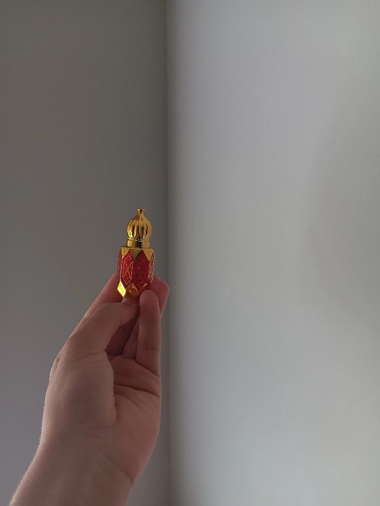 Luxury Long-Lasting Perfume – All-Day Scent

