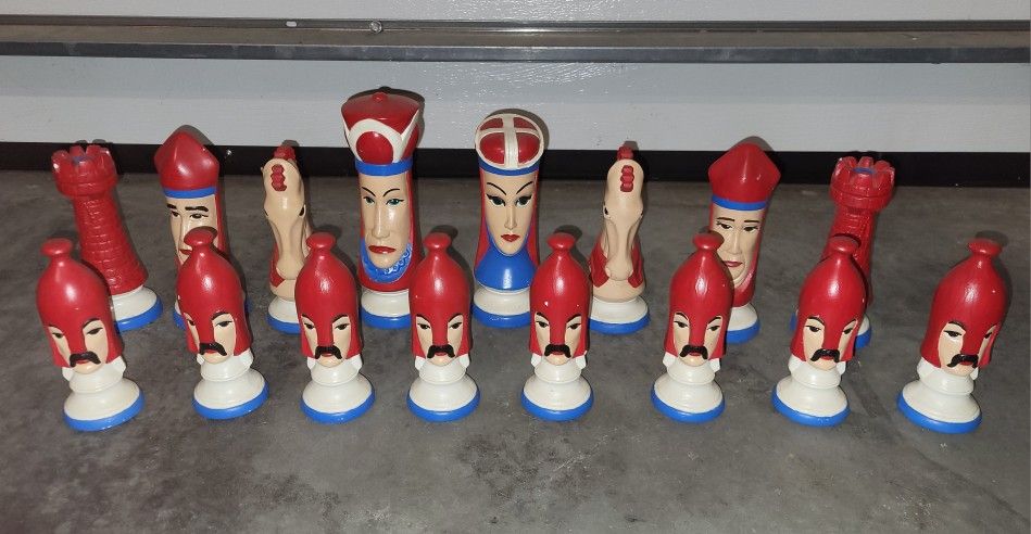 Vintage Ceramic Duncan Mold Hand Painted Medieval Chess Set Red & Blue