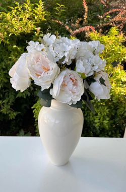 Creramic vase with artificial flowers