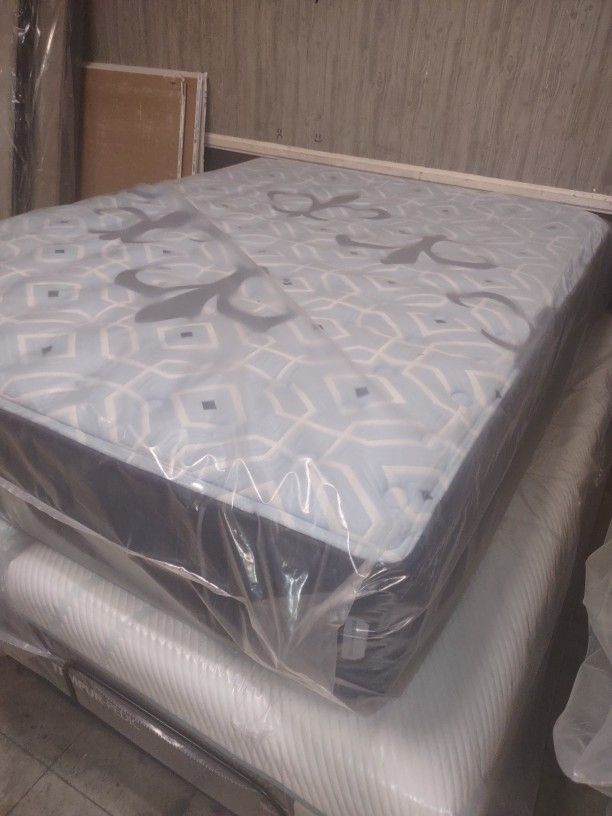 ππ $999 Queen Stearns And Foster Estate Collection 13" Firm Mattress $999 ππ