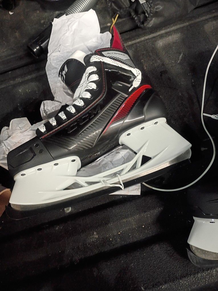 NEW CCM FT455 HOCKEY SKATES Size 9