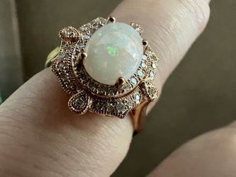 Beautiful Opal & Diamond Ring
