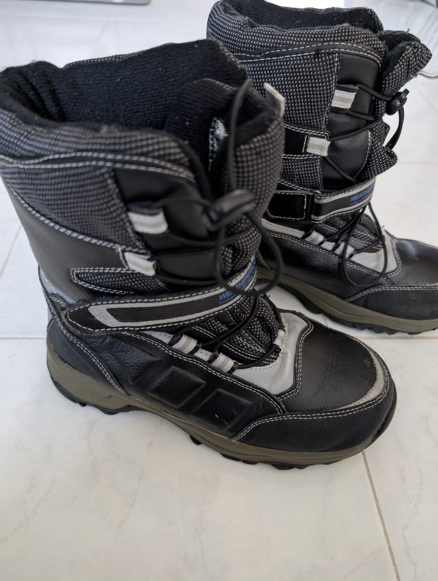 Big kid size 4 snow boots