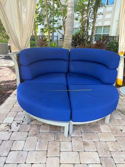 Outdoor Round Daybed Sofa with Blue Cushions