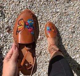 Butterfly/flower huarache