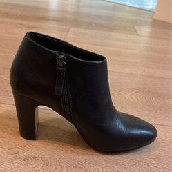 Saks Fifth Avenue Size 8 Black Bootie