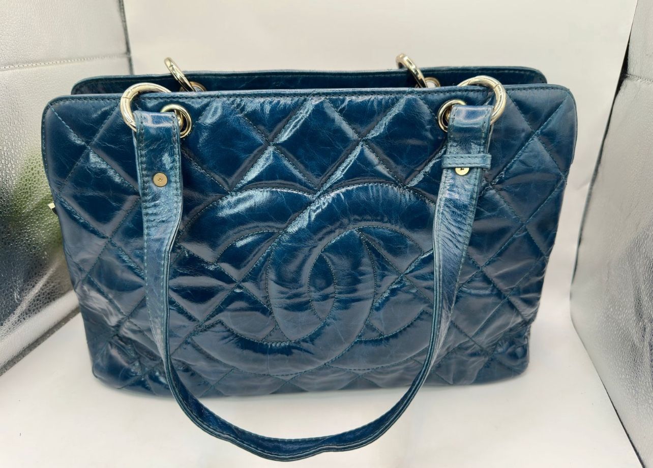 "Authentic Luxury Handbags: Original Designs Guaranteed, No Counterfeits. Make your reasonable offer; no lowball offers, please."