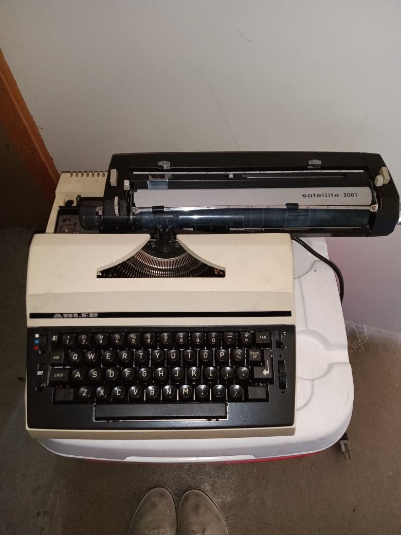 Adler Satellite 2000 Electric Typewriter 