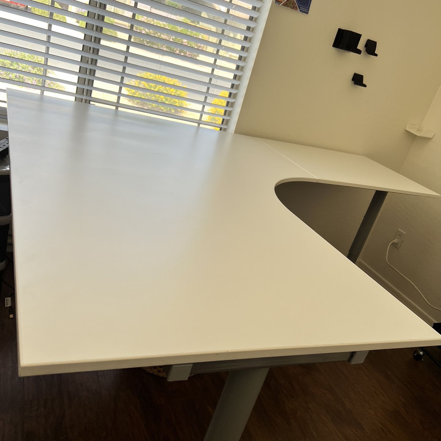 Desk - Close To 67th Ave And 101 Freeway 