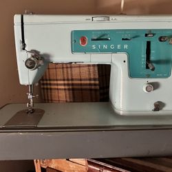 Singer Seauxing Machine With Foot Pedal