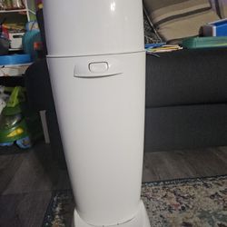 Playtex Diaper Genie Complete Pail with Built-In Odor Controlling Antimicrobial, Includes Pail & 1 Refill, White , 8.36 Pound