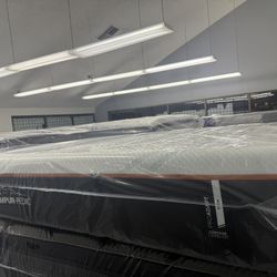 QUEEN SIZE TEMPURPEDIC PROADAPT (FIRM) MATTRESS & BOX SPRING BED SET