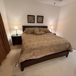 Beautiful king-size Traditional bedroom set