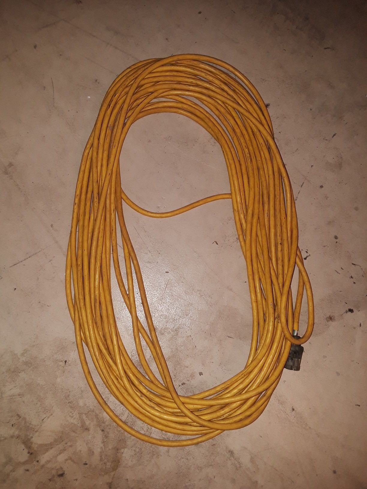100' foot heavy duty extension cord