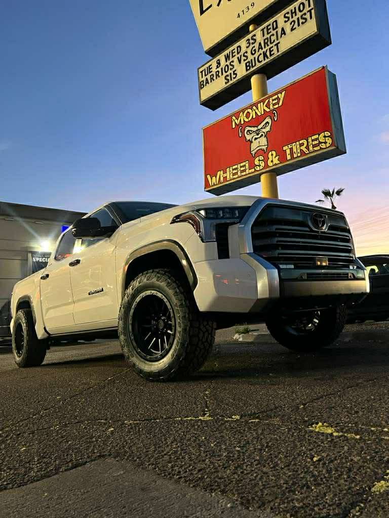 Wheels and tires with Level Kit