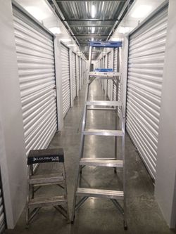 Escalera de Aluminio de https://offerup.com/redirect/?o=NmZ0LmRl alto $80,muy buena