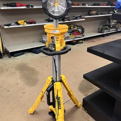 Dewalt work light with stand and battery