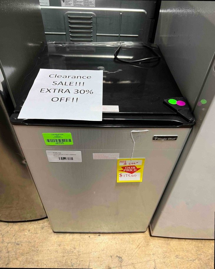 MAGIC CHEF HMR440SE 4.4 cu. ft. Mini Fridge for Sale in Houston, TX