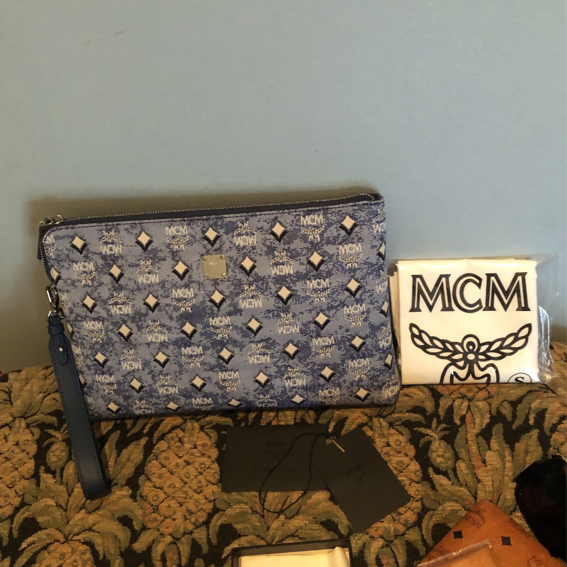 Mcm Sign https://offerup.com/redirect/?o=UG91Y2guTmV3 W/tag