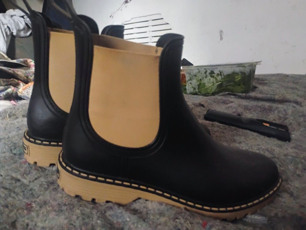 Women's Size 8.5 Toni Pons Ankle Cut Rain Boots