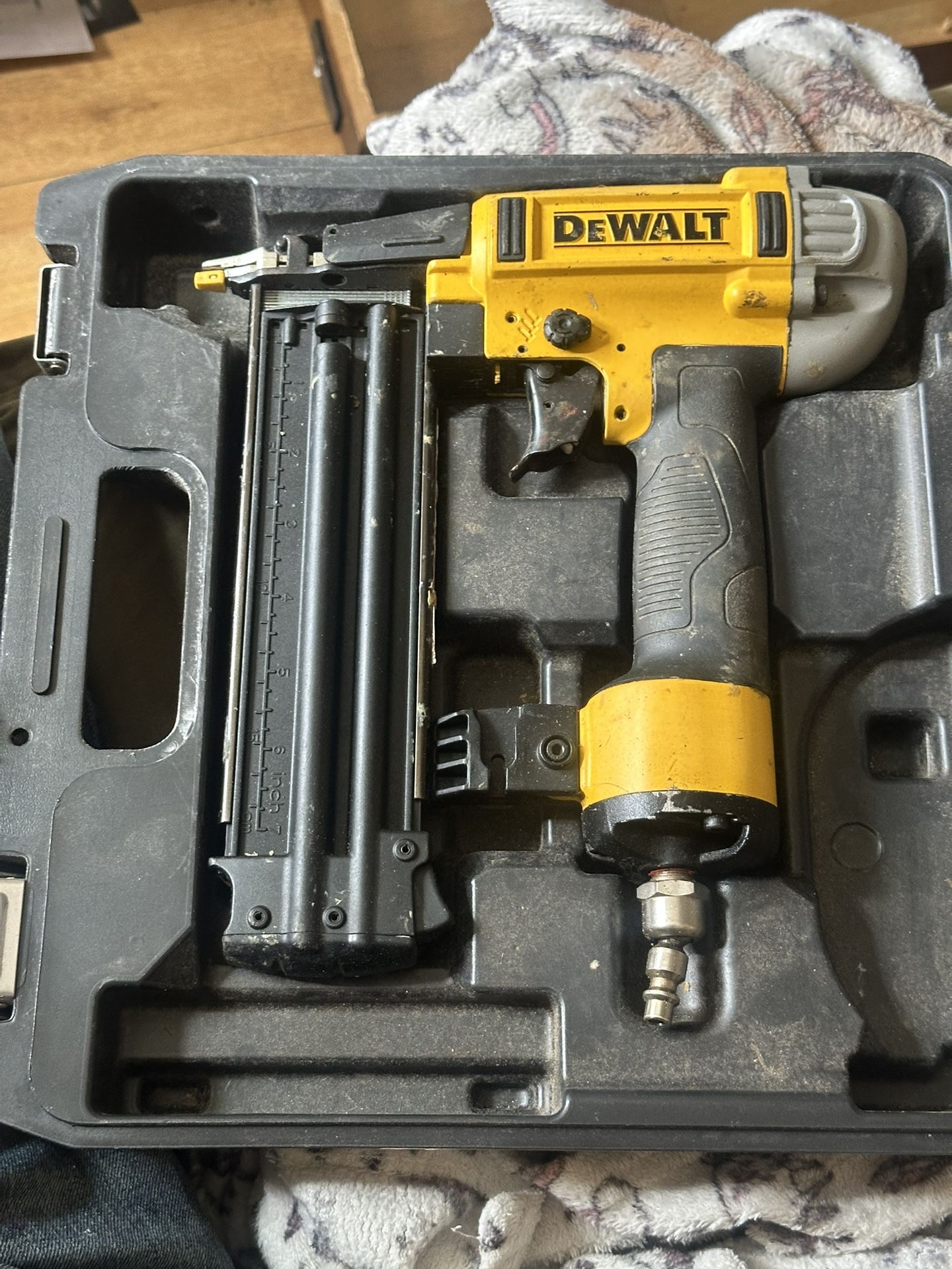 Dewalt 18 Gauge Pneumatic Brad Nail Gun