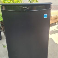Mini Frige Danby Designer,27× 18