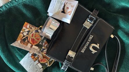 True religion purse comes with 2 gold plated bracelets!(Free Loose powder)