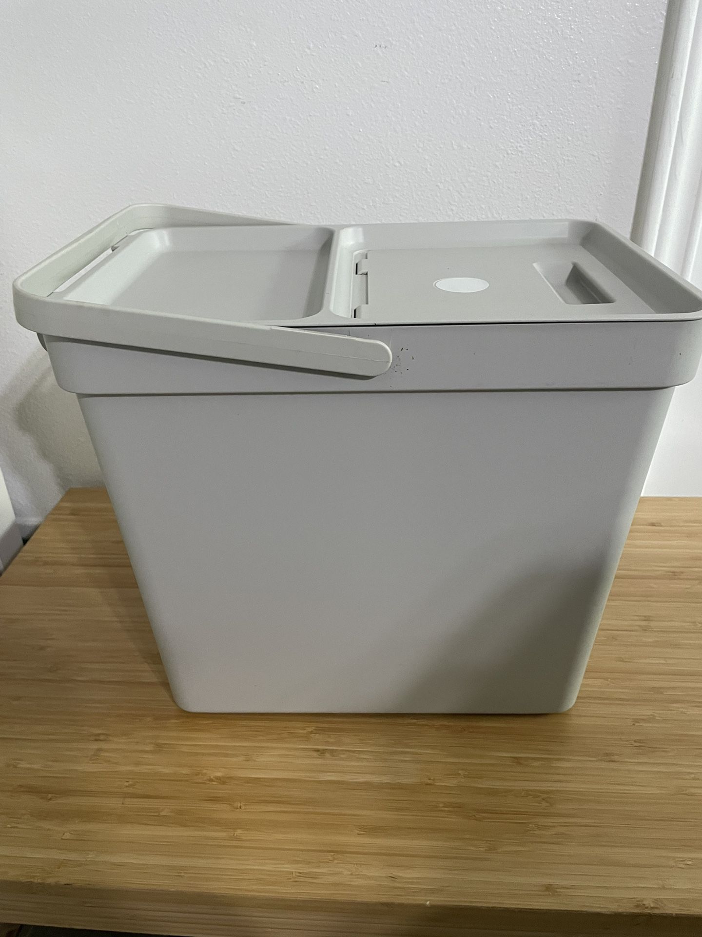 IKEA HÅLLBAR Bin with lid, light gray 6 gallon