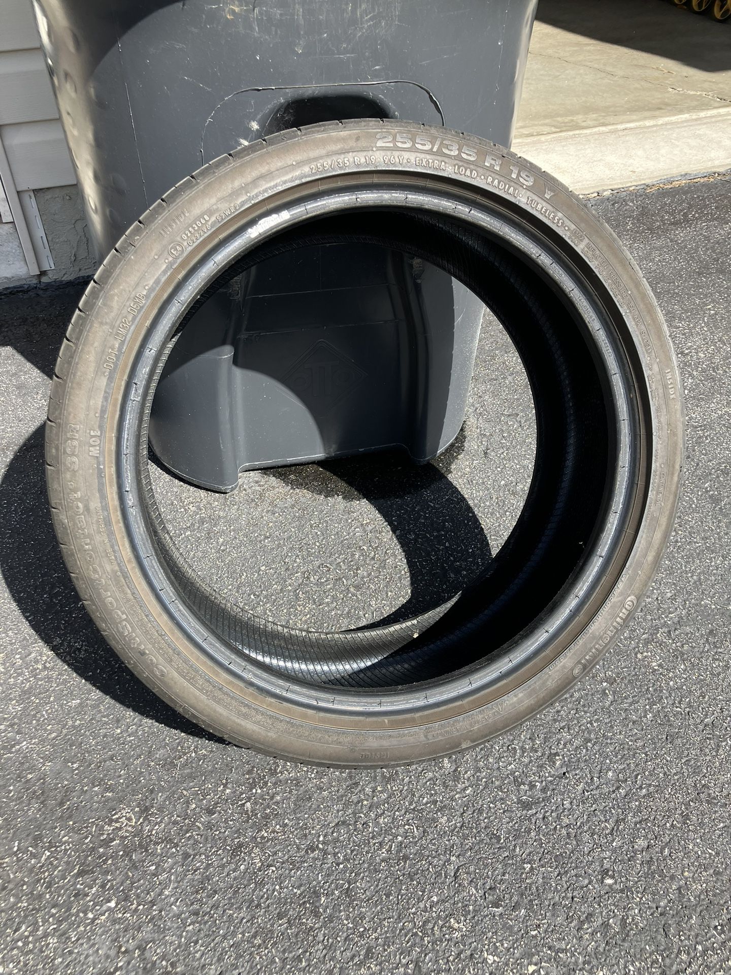 High Performance Tire 255/35 R 19 Y
