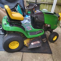 John Deere L111 Riding Lawn Mower 
