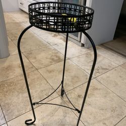 Round metal plant stand  