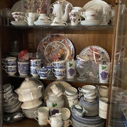 Random Antique Sets