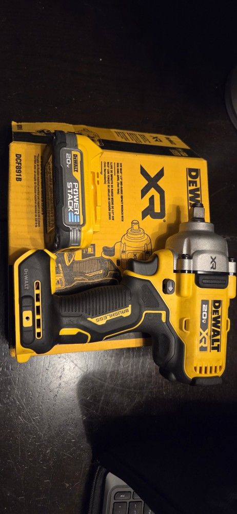 DE WALT 1/2 XR 20V AND POWER STACK BATTERY