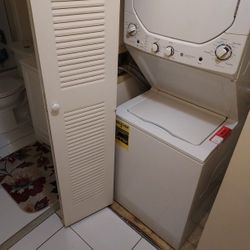 NICE NEWER GE WASHER/DRYER COMBO 