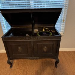 Vitrola Antique Player With Several Discs Included 