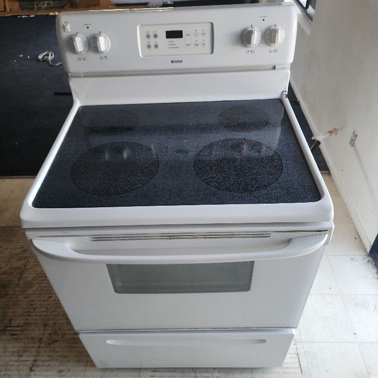 Clean Electric Smooth top Range, Excellent Condition