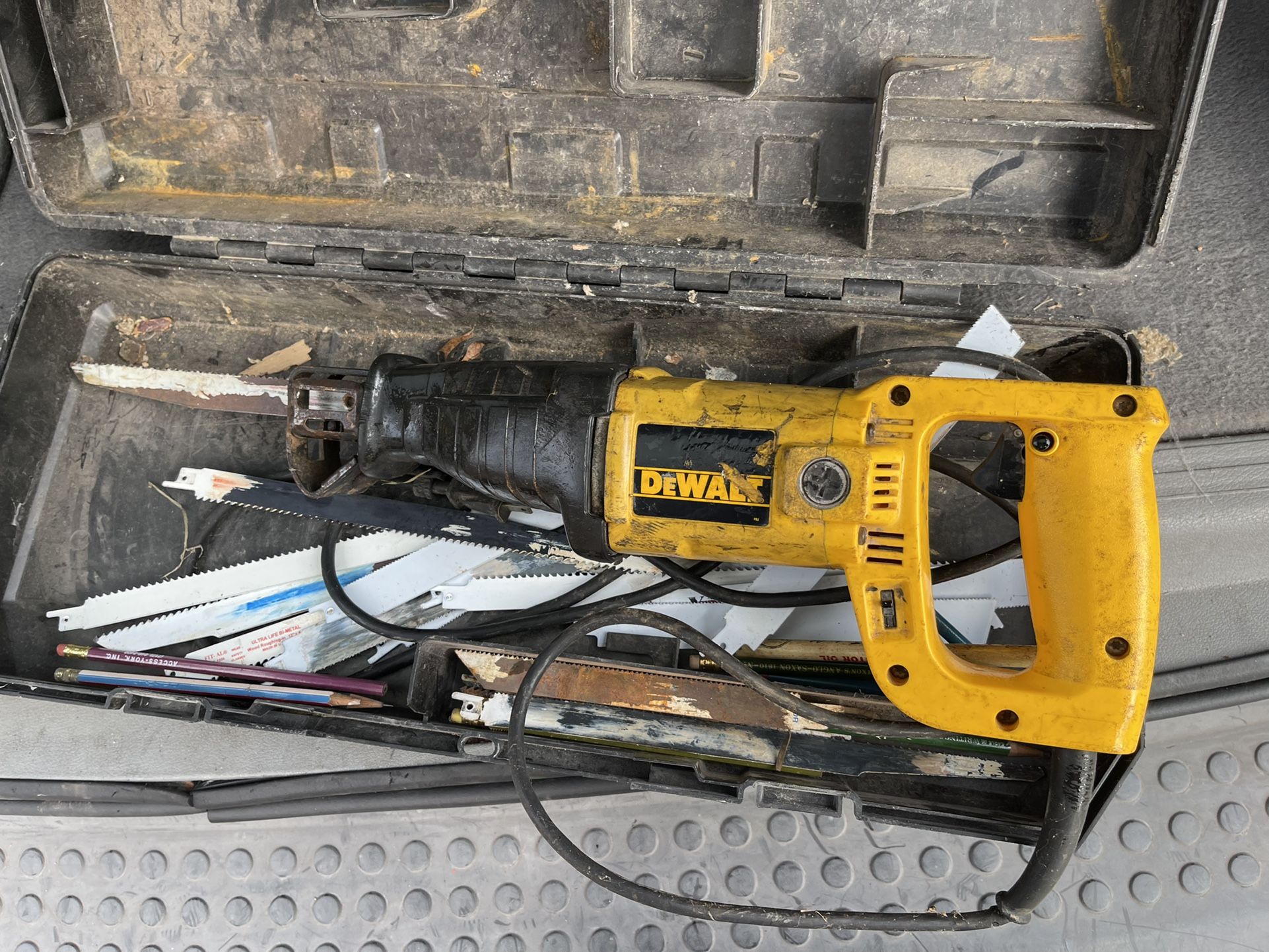 Dwalt Electric Hand Saw