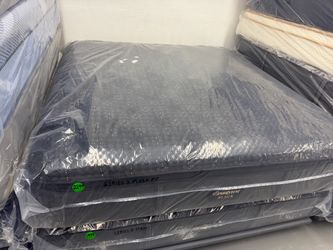 KING SIZE SIMMONS BEAUTYREST BLACK SERIES 3 (PLUSH) PILLOW TOP MATTRESS & BOX SPRINGS BED SET