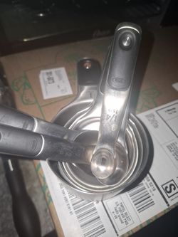 Magnetic measuring cups