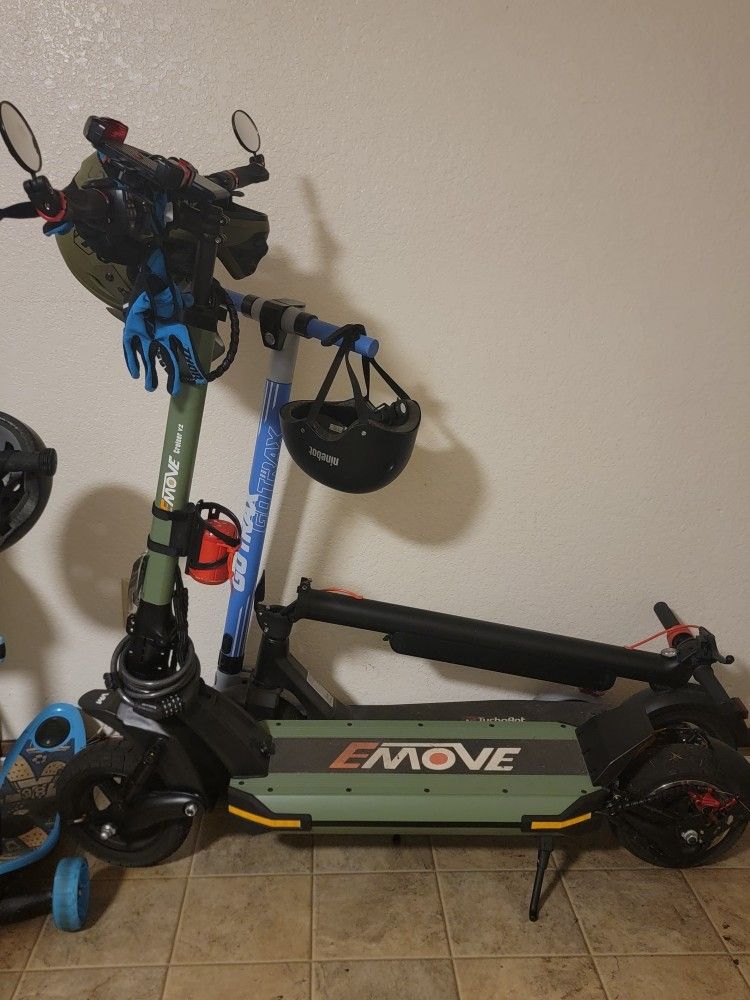 Emove Cruiser V2 SINGLE MOTOR E SCOOTER With Smart Charger(No Trades)