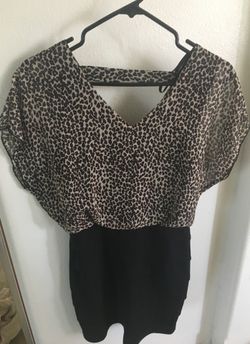 Vestido con blusa tipo leopardo y falda negra. Talla L