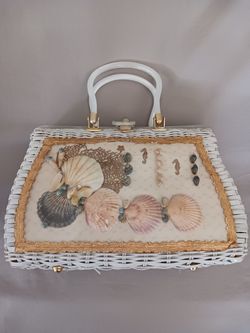 1950S TO 1960S VINTAGE WOVEN PURSE WITH SEA SHELLS DESIGN IN PLASTIC EXCELLENT CONDITION 