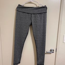 Womens Heathered Grey Capri Leggings Size Medium Athletic Workout Yoga Stretch