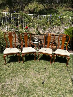 Set of 4 Queen Anne Style Dining Chairs