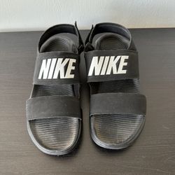 Women’s Nike Slides Size 6
