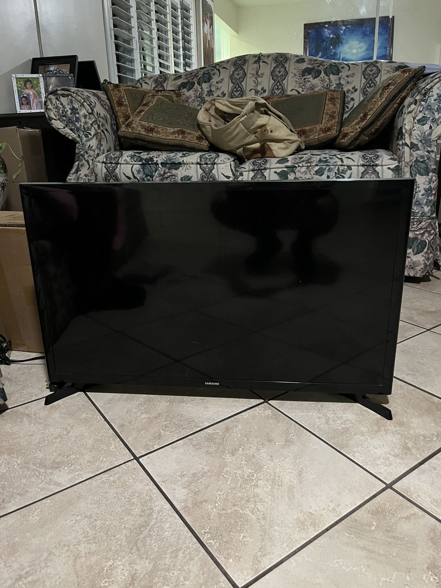 Samsung Model No UN32J400DAF 2016 TV Television 32" LED