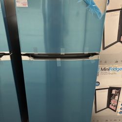 New FRIGIDAIRE 30" Top Freezer Refrigerator