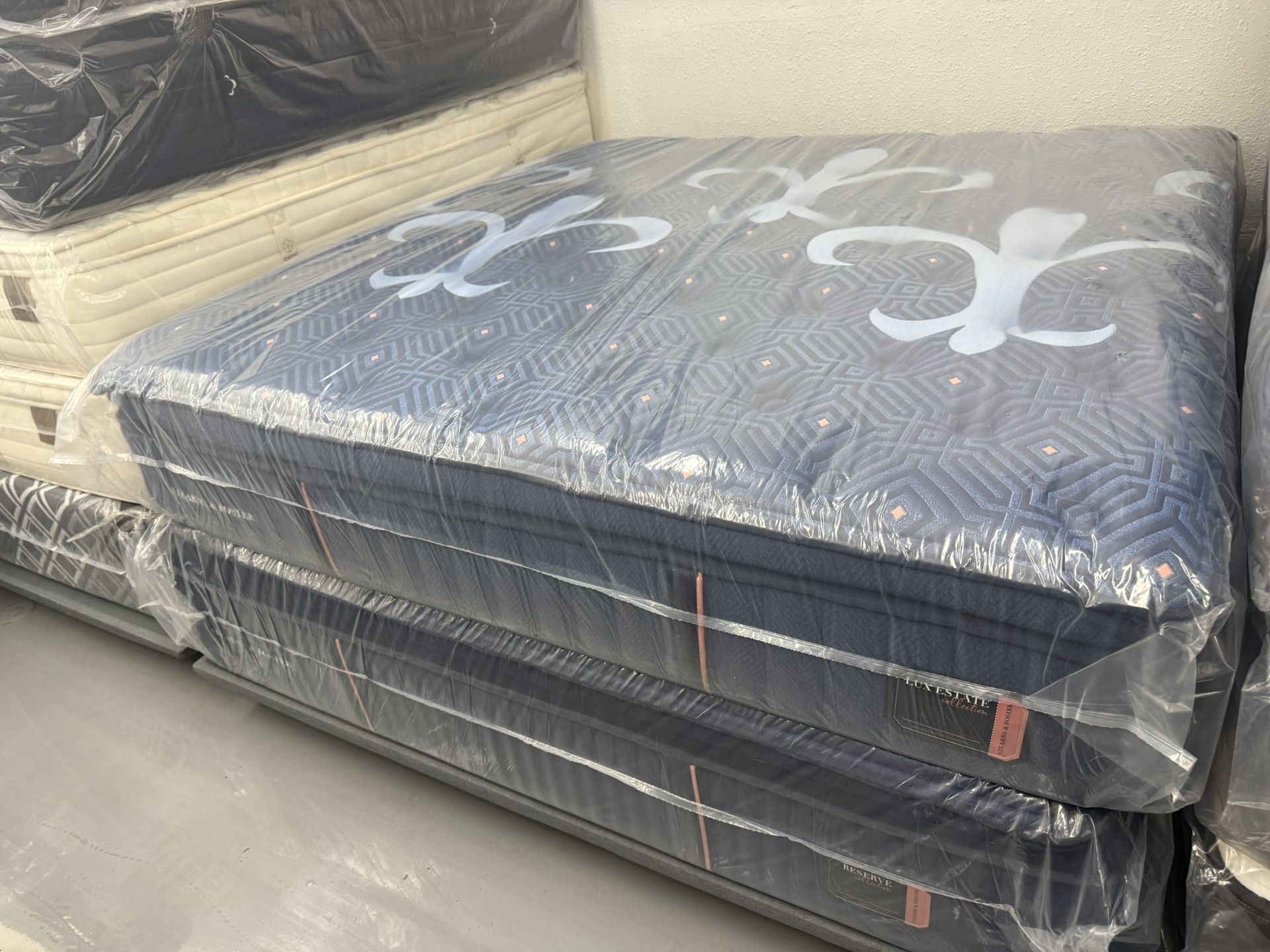 KING SIZE STEARNS & FOSTER LUX ESTATE PILLOW TOP MATTRESS & BOX SPRINGS BED SET