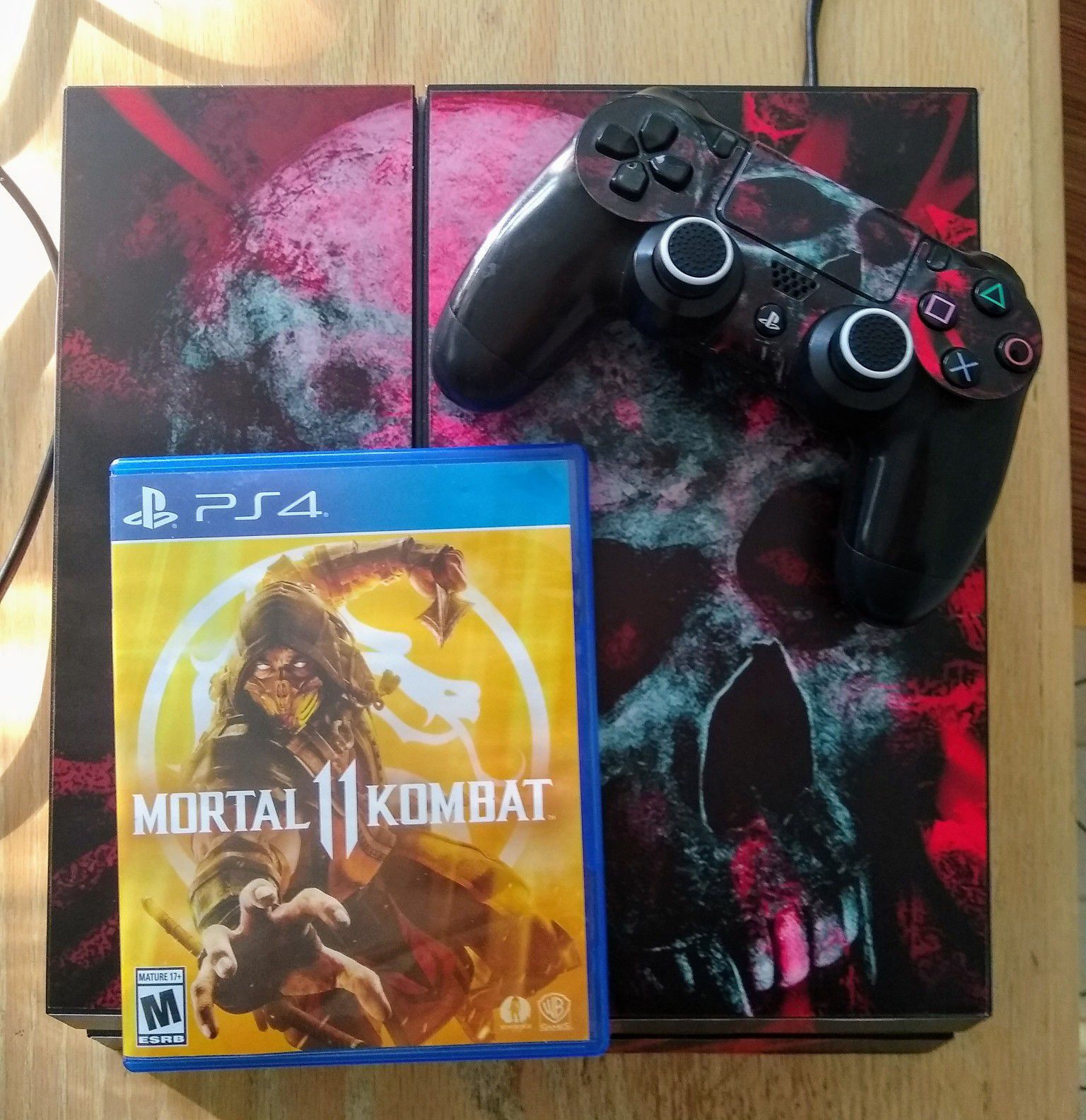 Ps4 complete Skull cover, with one controller cables and one game MK11