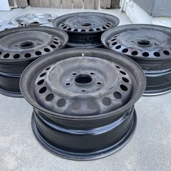 Honda Accord OEM black wheel.. hubcap included. 